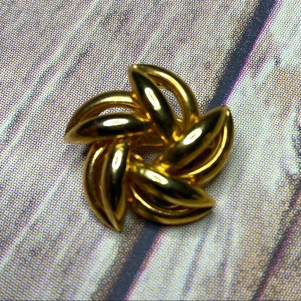 Vintage Gold Tone Pin Brooch Yellow Goldtone Costume Jewelry Classy Classic‎